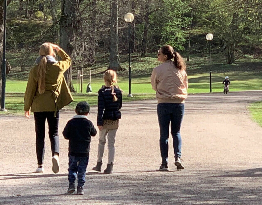 Victoria, Oscar och Estelle på promenad i Hagaparken med den nya familjemedlemmen – som kurar innanför Victorias jacka. Victoria Oscar och Estelle i Hagaparken med nya hunden