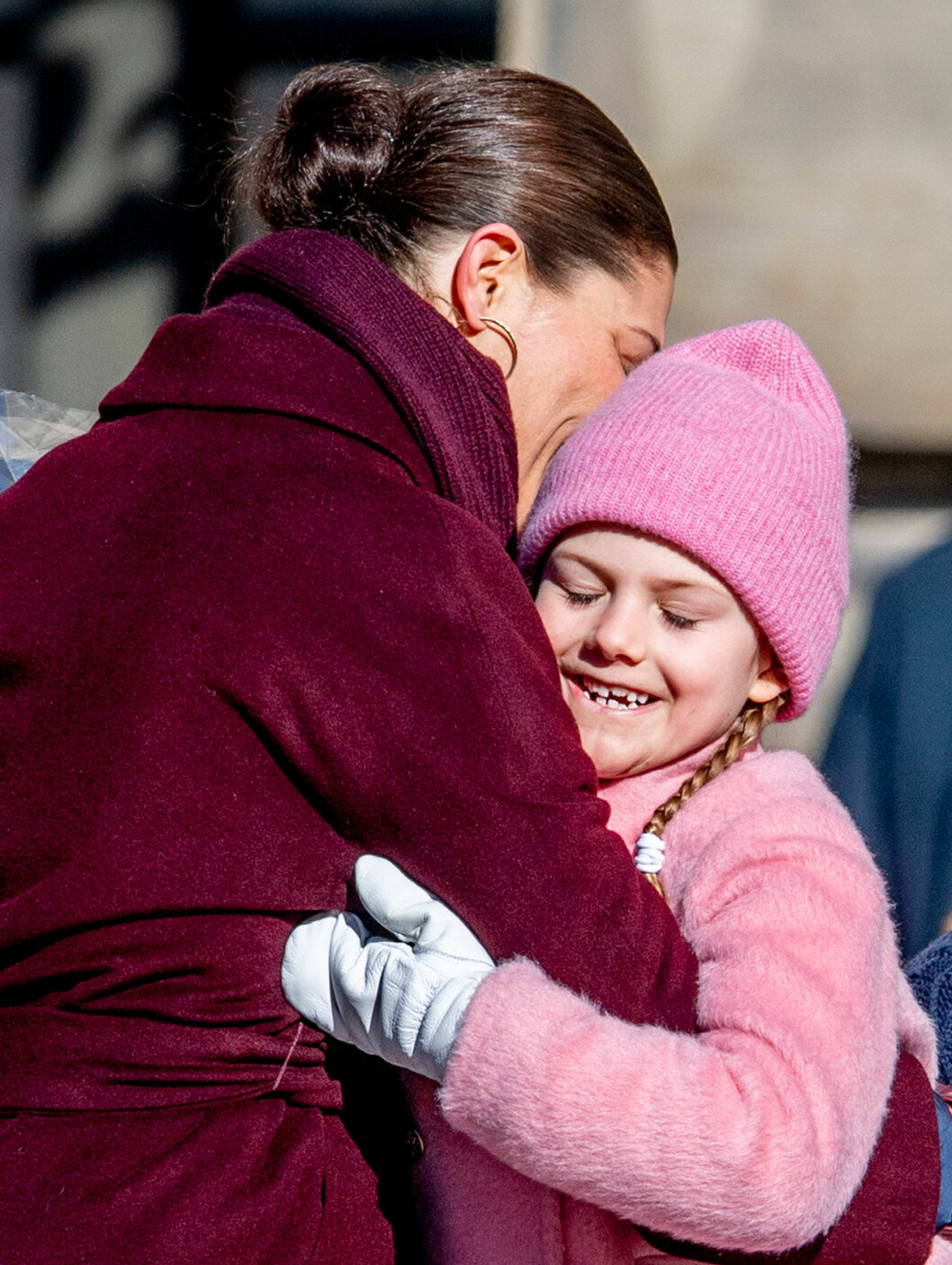 Mer mammatid för ettagluttaren Estelle. Kronprinsessan Victoria kramar prinsessan Estelle.