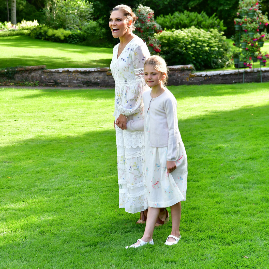 Victoriadagen 2020 – kronprinsessan Victoria och prinsessan Estelle. Victoriadagen 2020: Kronprinsessan Victoria och prinsessan Estelle.