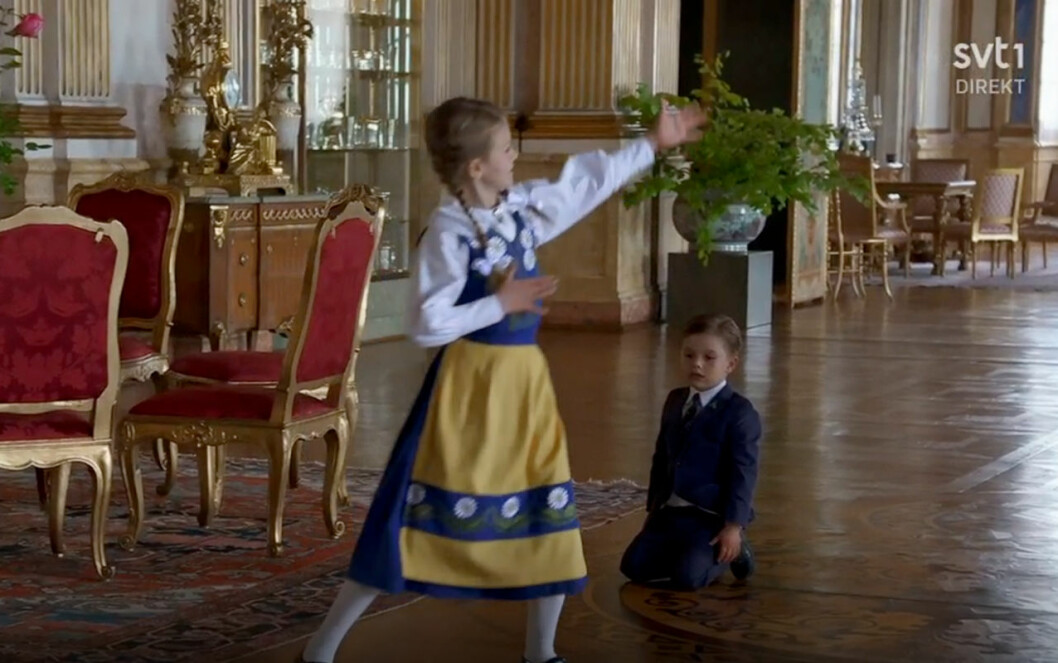 Det märks att Estelle har gått i dansskola. Prinsessan Estelle dansar i Vita havet på Stockholms slott.