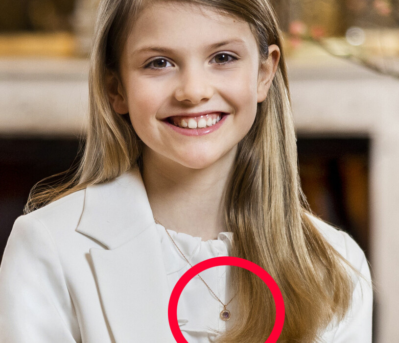 Estelle, helt klädd i vitt. Det är bara ametisten som bryter av. Prinsessan Estelle
