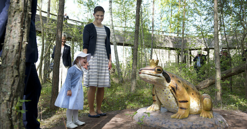 Estelle inviger sin sagostig i Östergötland 2014.