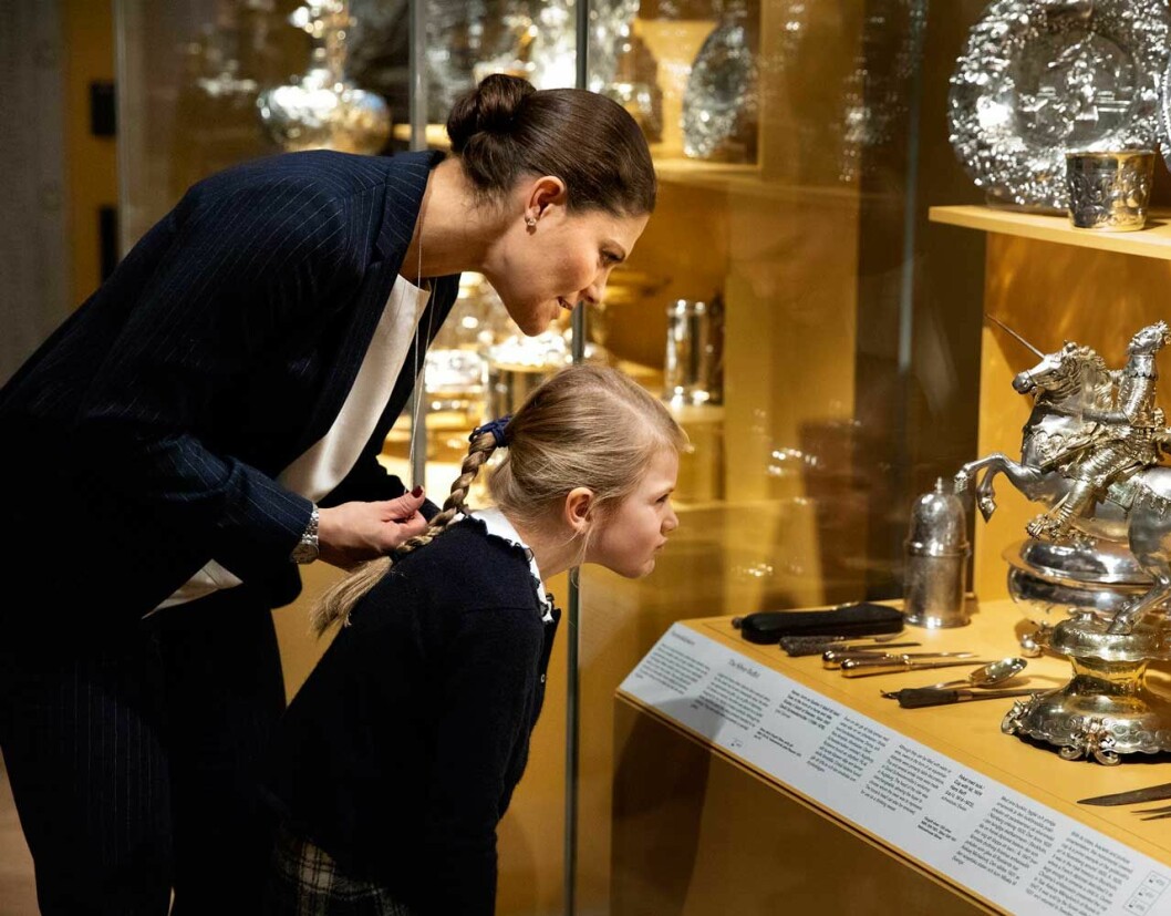 Kronprinsessan Victoria och prinsessan Estelle på Nationalmuseum i Stockholm.