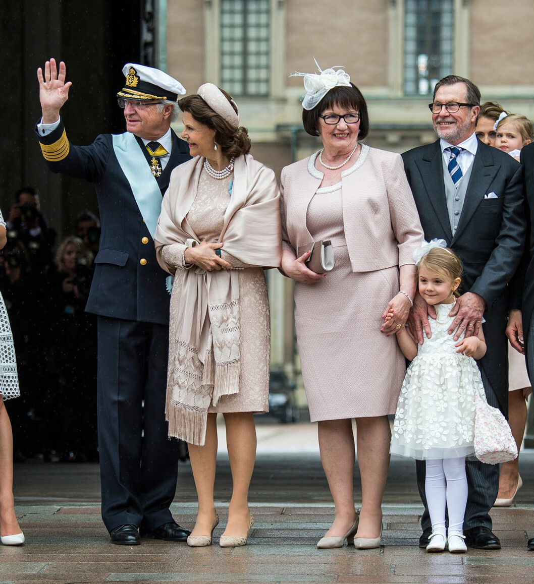 Estelle har både mormor Silvia och farmor Ewa som sina stora idoler. Men hennes umgänge med dem ser helt olika ut. prinsessan estelle ewa westling