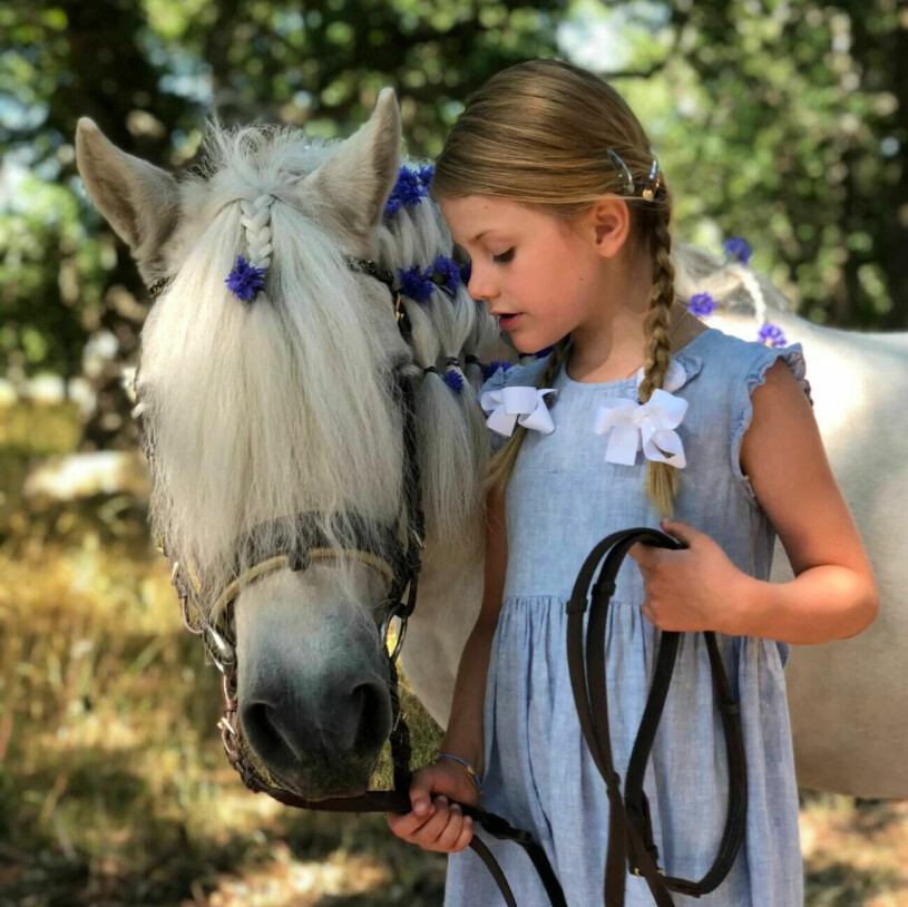 Prinsessan Estelle med sin älskade ponny Victor. Prinsessan Estelle och ponnyn Victor