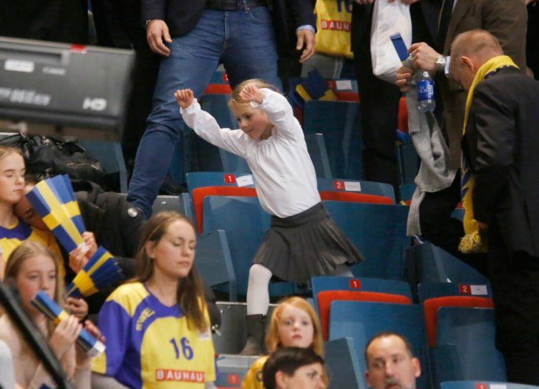 Estelle fick följa med pappa Daniel till Hovet för att heja fram handbolls-damerna till seger. Bilden: Prins Daniel kom med en trött prinsessan Estelle till Sverige matchen mellan Sverige-Spanien, Estelle åt popcorn och fick en Svensk matchtröja på läktaren, Sverige vann med 25-19 över Spanien Handbolls EM Damer, Sverige-Spanien 25-19, första gruppspelsmatchen i Grupp A, Hovet Arena, Söndagen den 4 Dec, Stockholm, 2016-12-04 (c) Foto: Patrik C Österberg / IBL English: Pictures: Prince Daniel came with a tired Princess Estelle of Sweden match between Sweden, Spain, Estelle ate popcorn and got a Swedish team shirt in the stands, Sweden winn over Spain with 25-19 Womens 2016 EHF EURO in Sweden, Handball European Championship Women, Sweden, Spain, the first group match in Group A, Hovet Arena, Sunday, 4 Dec, Stockholm, 2016-12-04 (C) Photo: Patrik C Osterberg / IBL IBL *** Local Caption *** 06793245