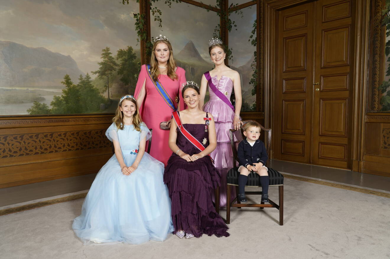 Prinsessan Estelle av Sverige, Prinsessan Ingrid Alexandra och Prins Charles av Luxemburg. Bakom står prinsessan Catharina-Amalie vänster från Nederländerna och prinsessan Elisabeth