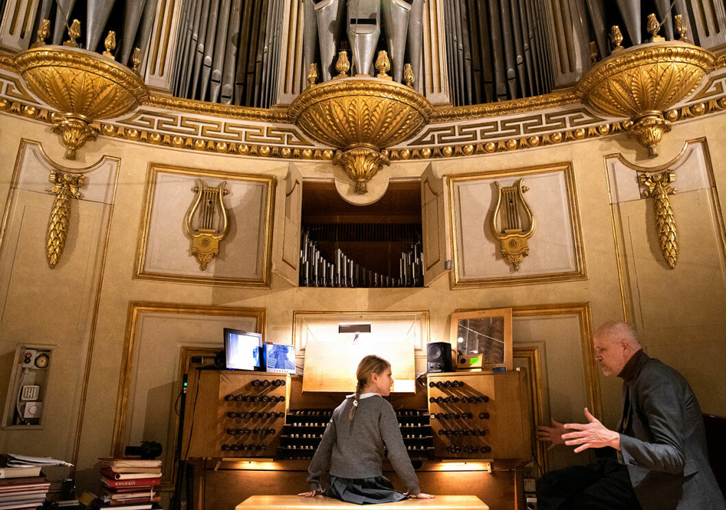 Vetgiriga Estelle var mäkta imponerad av den stora orgeln. prinsessan estelle orgel storkyrkan