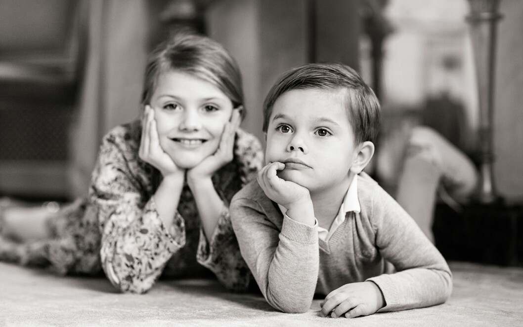 Prins Oscar fyller 4 år i dag. Storasyster Estelle fick också vara med på ett hörn! ny födelsedagsbild på prins oscar