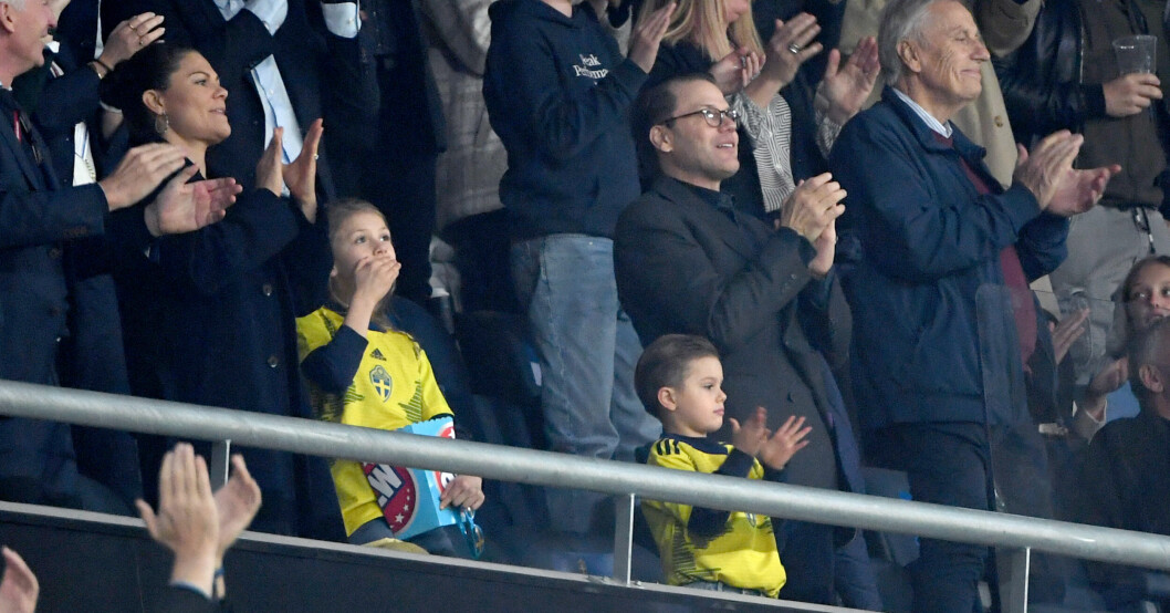 Estelle och Oscars glädje på läktaren under VM-kvalmatchen.