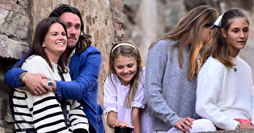 En mycket förväntansfull prinsessan Estelle på pop-konsert med Patrick Sommerlaths tvillingdöttrar Anais och Chloé ! Foto: TT