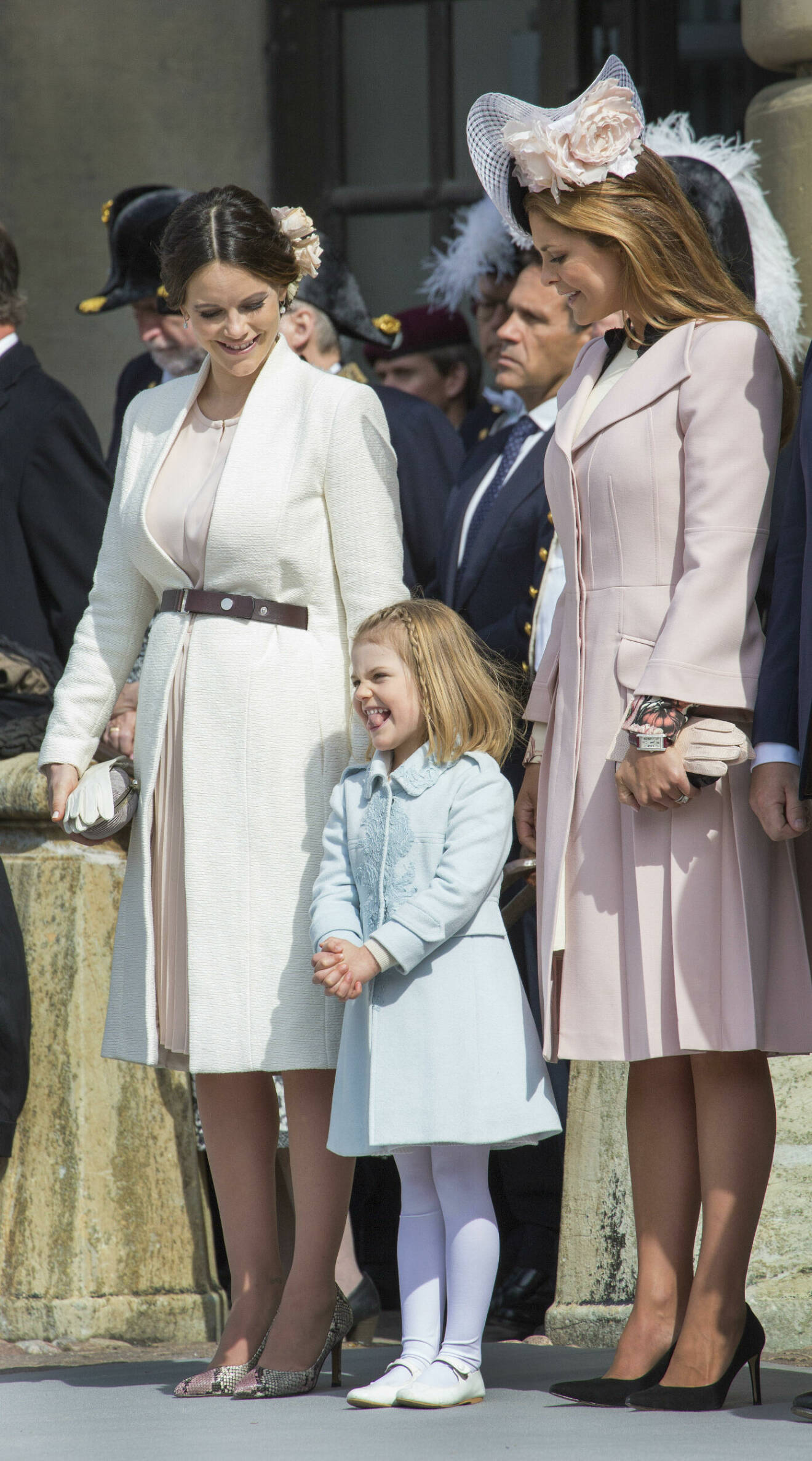 Prinsessan Sofia och prinsessan Madeleine, med en liten prinsessan Estelle i mitten