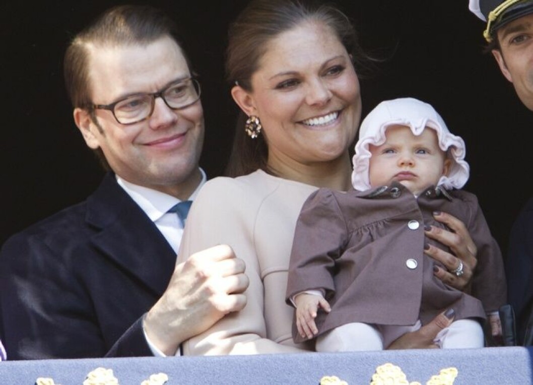 Princess Estelle congratulates Grandfather.