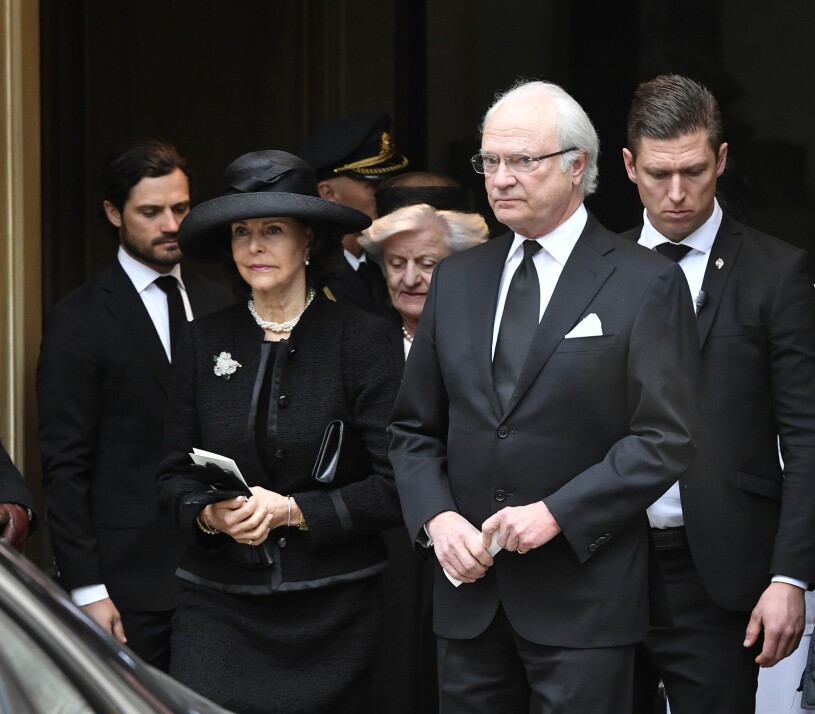 Ett tungt farväl. Kungen, drottning Silvia och prins Carl Philip vid begravningen.