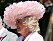 Prins Charles fru Camilla i en glamourös hatt med rosa svandun.