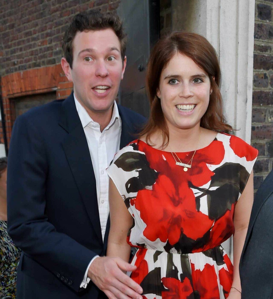 Prinsessan Eugenie är nia i tronföljden, men har inga kungliga uppdrag. Hon jobbar på konstgalleriet Hauser & Wirth i London, och 32-årige Jack är brand manager för Hollywoodstjärnan George Clooneys teqilamärke Casamigos. De har varit ihop i åtta år och träffades genom gemensamma vänner i en skidbacke i Verbier. Prinsessan Eugenie är nia i tronföljden, men har inga kungliga uppdrag. Hon jobbar på konstgalleriet Hauser & Wirth i London, och 32-årige Jack är brand manager för Hollywoodstjärnan George Clooneys tequilamärke Casamigos. De har varit ihop i åtta år och träffades genom gemensamma vänner i en skidbacke i Verbier.