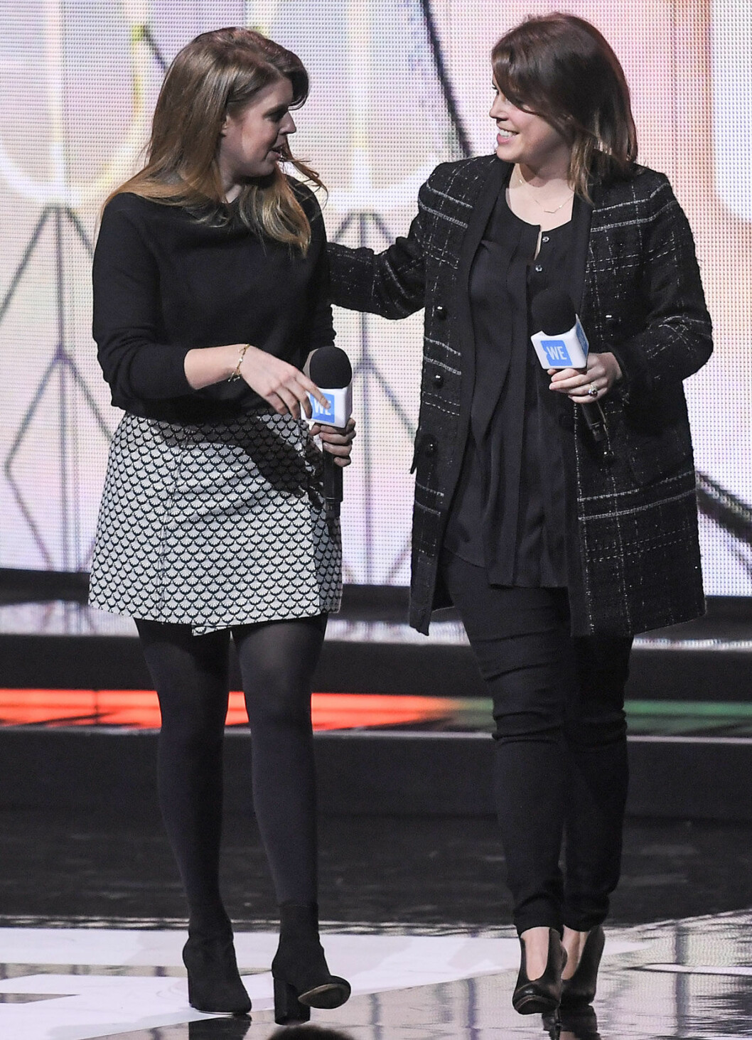 Prinsessan Eugenie på scen med sin syster prinsessan Beatrice