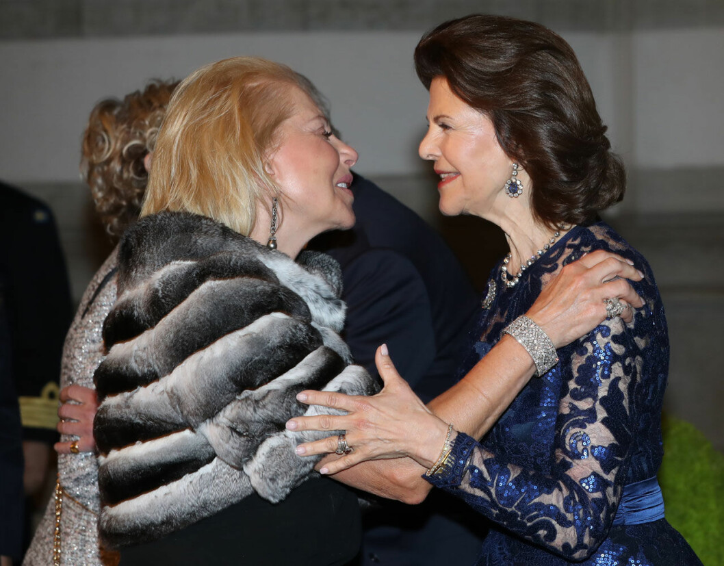 Eva O’Neill och drottning Silvia tycker mycket om varandra. Och nu får de chans att umgås i sommarvärmen. eva o'neill drottning silvia