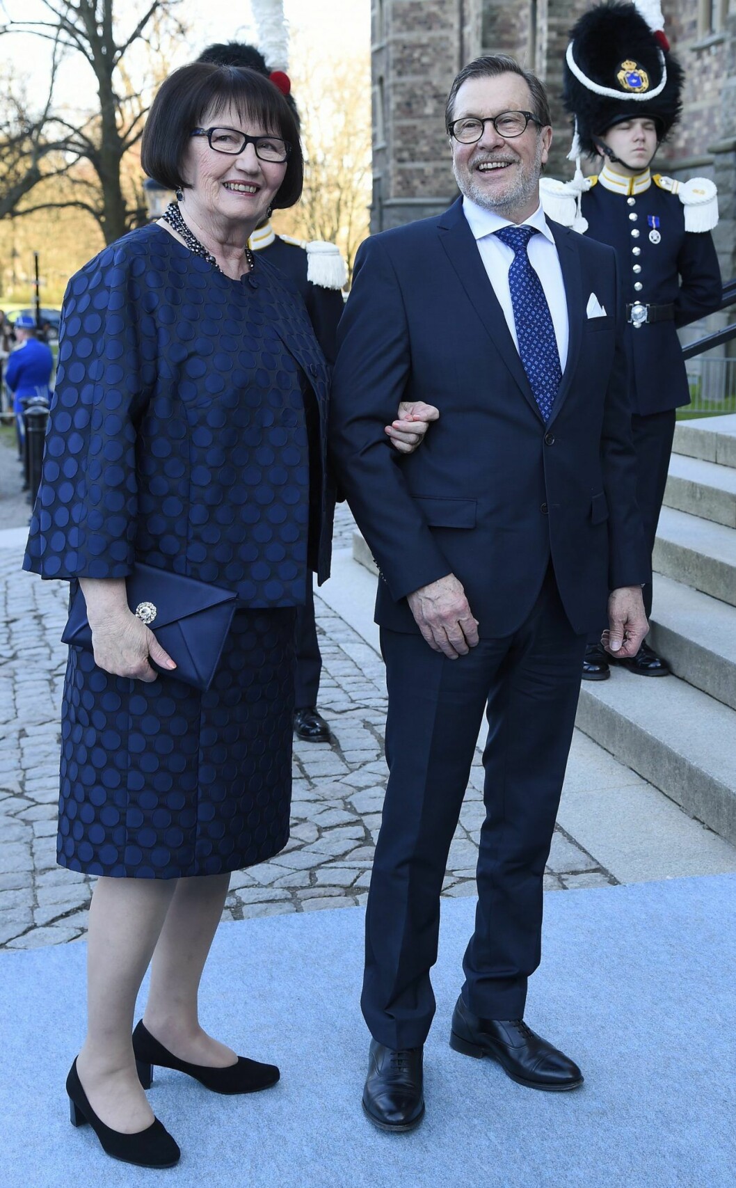 Ewa Westling med en aftonväska som hon lånat av Victoria, år 2016.Lånen är ett perfekt exempel på kronprinsessans generositet. Dessutom rimmar det väl med hennes arbete för hållbarhet. Men nu ifrågasätts Victorias val att låna ut accessoarer till en person som inte ingår i kungafamiljen.<p></p><p></p><p><em>“Skall kläder inköpta för officiellt bruk och betalade med skattemedel användas av släkt och vänner?”, </em>undrar många läsare.</p><p></p><p></p><p>Men aftonväskor, som inte används särskilt ofta, slits ju inte på samma sätt som klädesplagg. Det här vet förstås Victoria och hennes utlåningar gör ju inte att hon själv slutar använda plaggen och accessoarerna. Ägodelar hon tycker om vill hon helt enkelt dela med sina nära och kära – på ett kärleksfullt, och hållbart, sätt!</p><p></p><p></p><p>Foto: TT</p><p></p><p></p> Ewa Westling