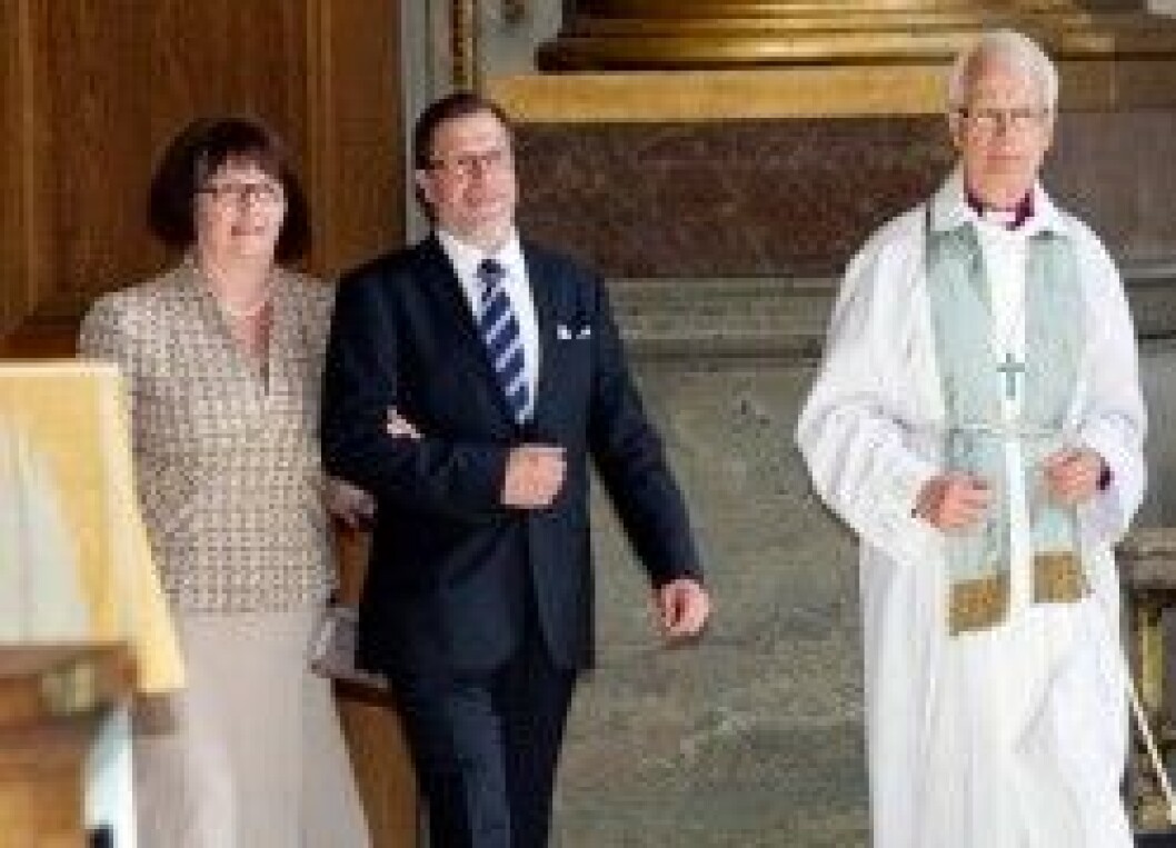Ewa och Olle Westling kom arm i arm till vigseln. Ewa och Olle Westling kom arm i arm till vigseln.