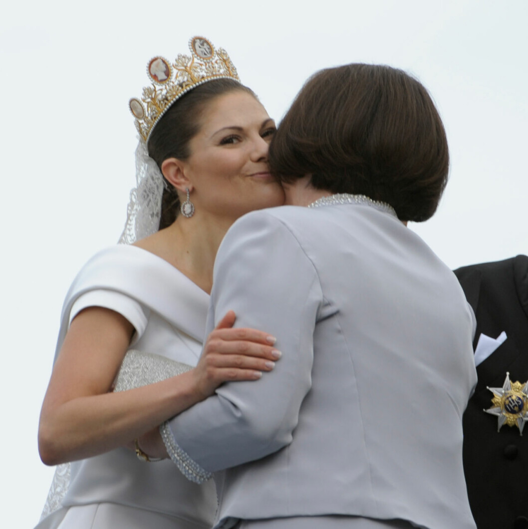 Det var lite nervöst när Victoria och Ewa Westling skulle träffas för första gången, har kronprinsessan berättat. Kronprinsessan Victoria kramar sin svärmor Ewa Westling.