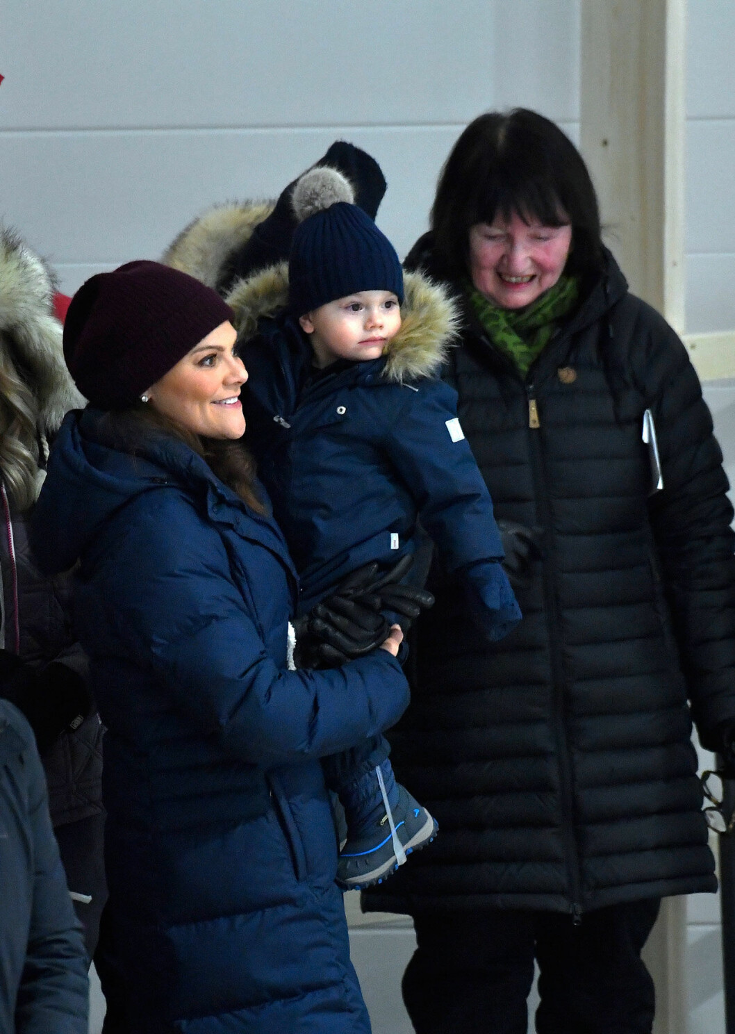 Victoria, Oscar och farmor Ewa i Ockelbo häromåret. Kronprinsessan Victoria och Ewa Westling i ishallen i Ockelbo