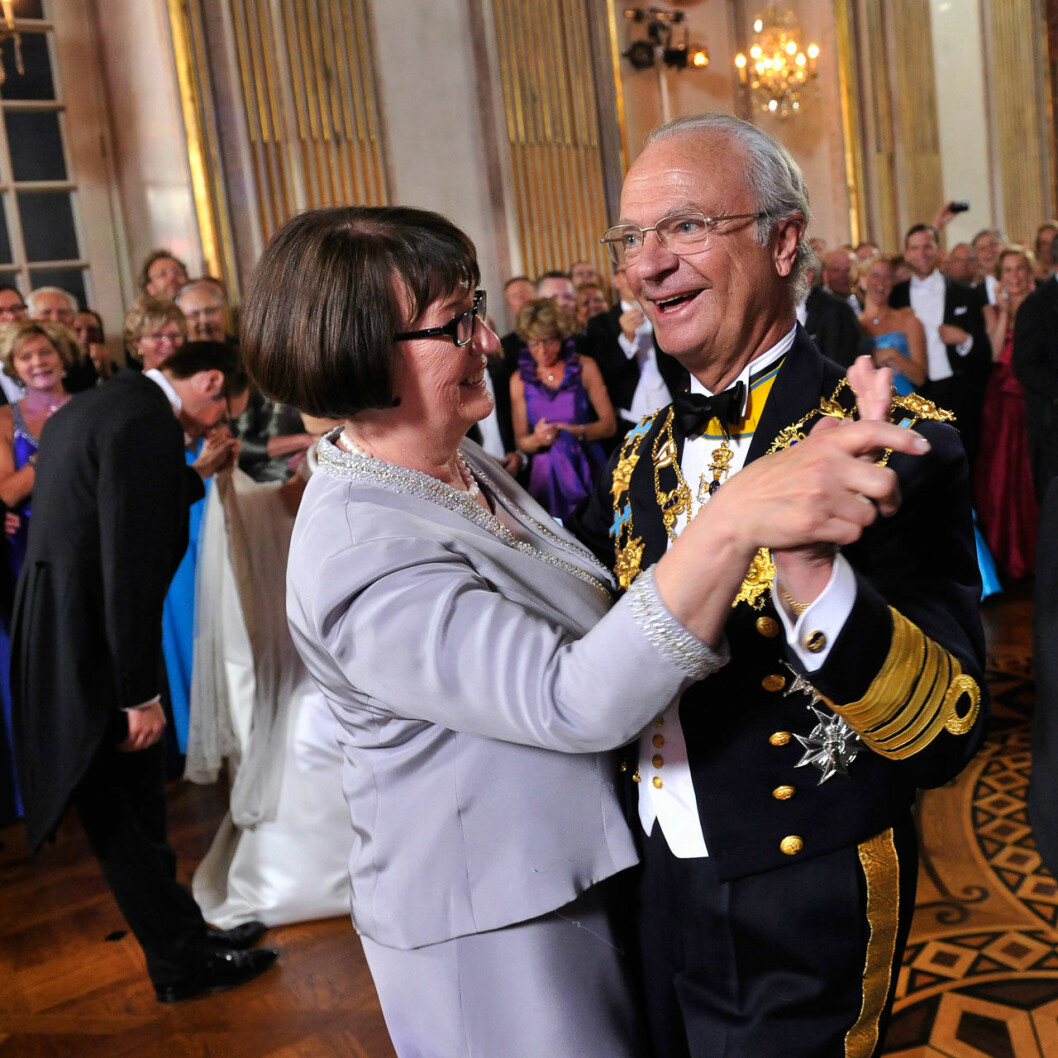Ewa Westling dansar med kungen på slottet.