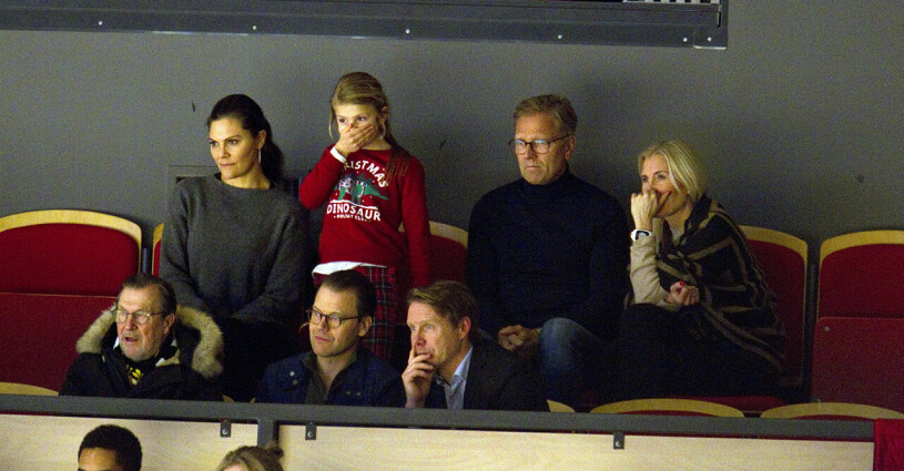 Delar av familjen Westling och kronprinsessfamiljen på hockeymatch 2019.
