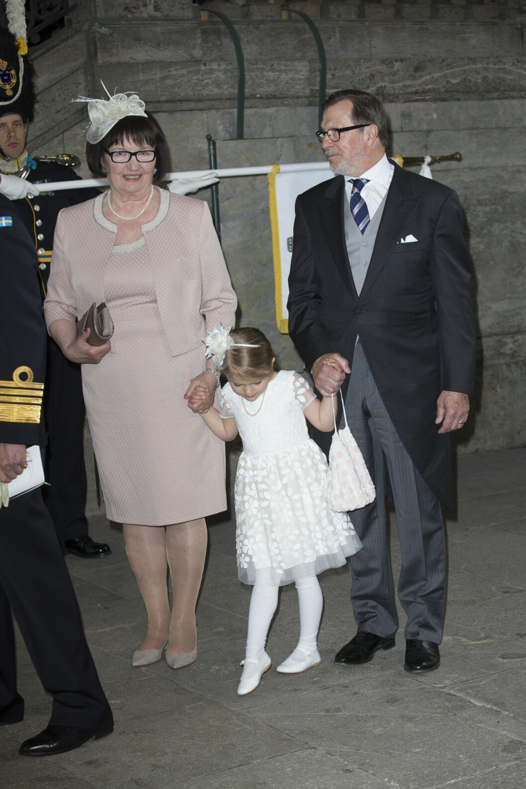 Ewa Westling och Olle Westling håller prinsessan Estelle i handen