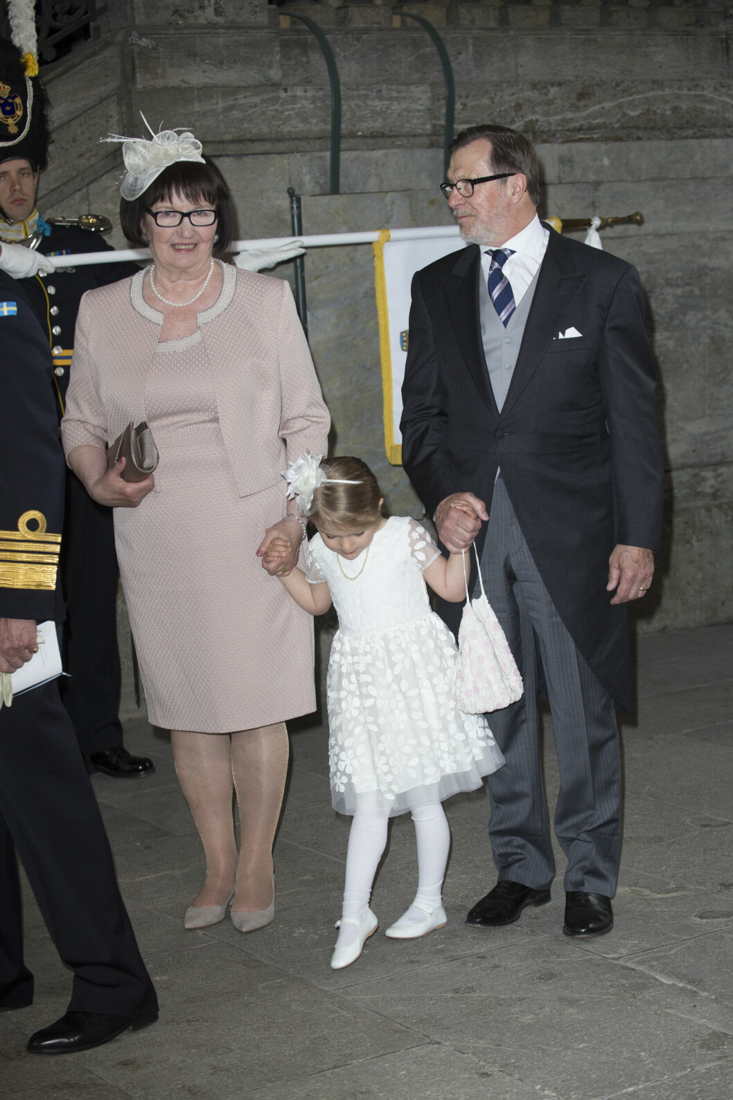 Estelle har en nära relation till sin farmor och farfar. Ewa Westling och Olle Westling håller prinsessan Estelle i handen