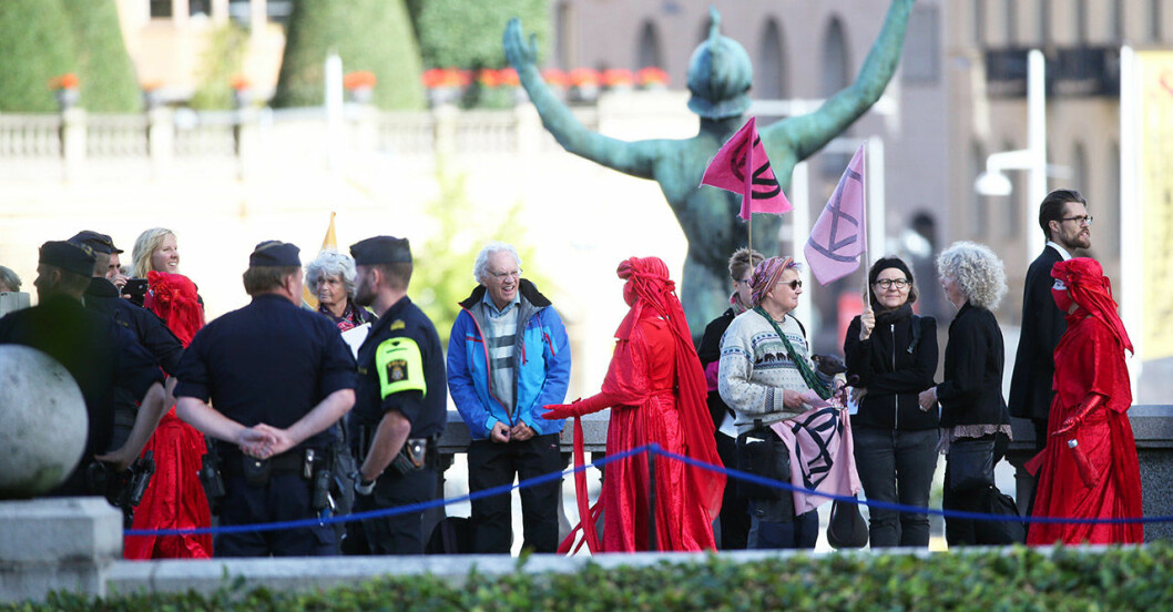 Medlemmar från gruppen Extinction Rebellion demonstrerade utanför riksdagshuset.