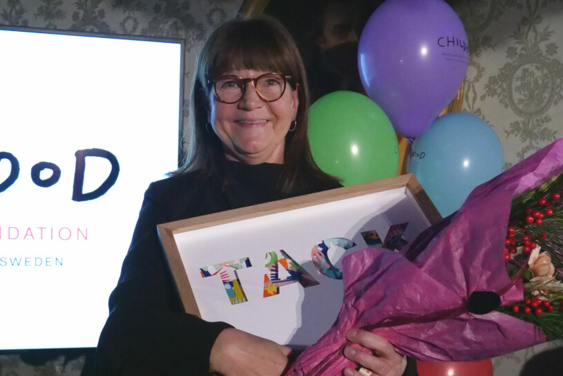 Den stolta vinnaren. Childhoodpriset är barnens pris och prinsessan Madeleine har suttit i juryn. Diplomet är skapat av designern Bea Szenfeld. Viveka Jonsson Childhoodpriset 2021