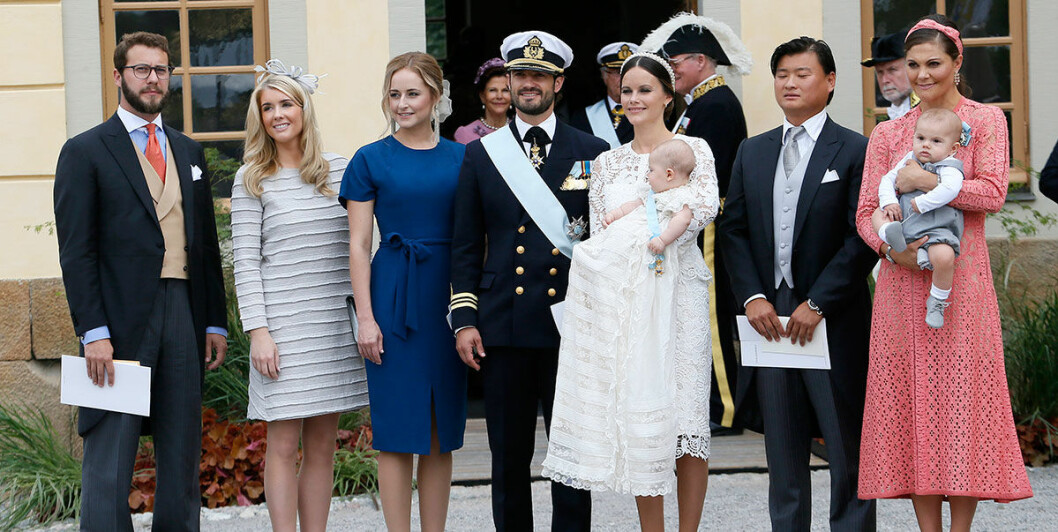 Victor Magnuson, Sofias kompis Cajsa Larsson, Lina Hellqvist, kronprinsessan Victoria och Carl Philips bästa vän Jan-Åke Hansson blev prins Alexanders faddrar. Victor Magnuson, Sofias kompis Cajsa Larsson, Lina Hellqvist, kronprinsessan Victoria och Carl Philips bästa vän Jan-Åke Hansson blev prins Alexanders faddrar.
