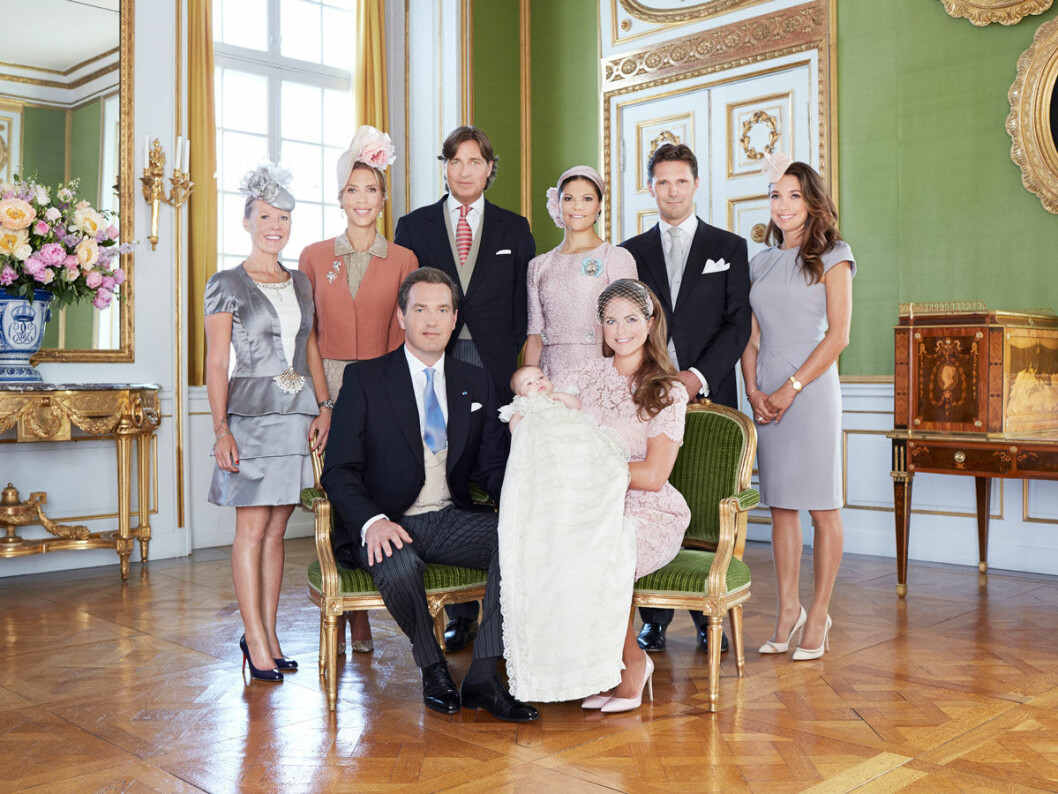 Faddrarna Alice Bamford (barndomsvän till herr Christopher O’Neill), Tatjana d’Abo, Greve Ernst Abensperg und Traun, kronprinsessan Victoria, Patrick Sommerlath, Louise Gottlieb (numera Thott). På nedre raden syns Chris, Madeleine och lilla Leonore. Faddrarna Alice Bamford (barndomsvän till herr Christopher O'Neill), Tatjana d’Abo, Greve Ernst Abensperg und Traun, kronprinsessan Victoria, Patrick Sommerlath, Louise Gottlieb (numera Thott).