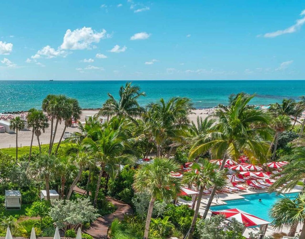 Poolen, parasollerna och den turkosblå Atlanten. Beachklubben på Faena Hotel, Faena Resort, i South Miami Beach. Prinsessan Madeleine. Familjen. Chris O'Neill. Prinsessan Leonore. Prinsessan Adrienne. Prins Nicolas.