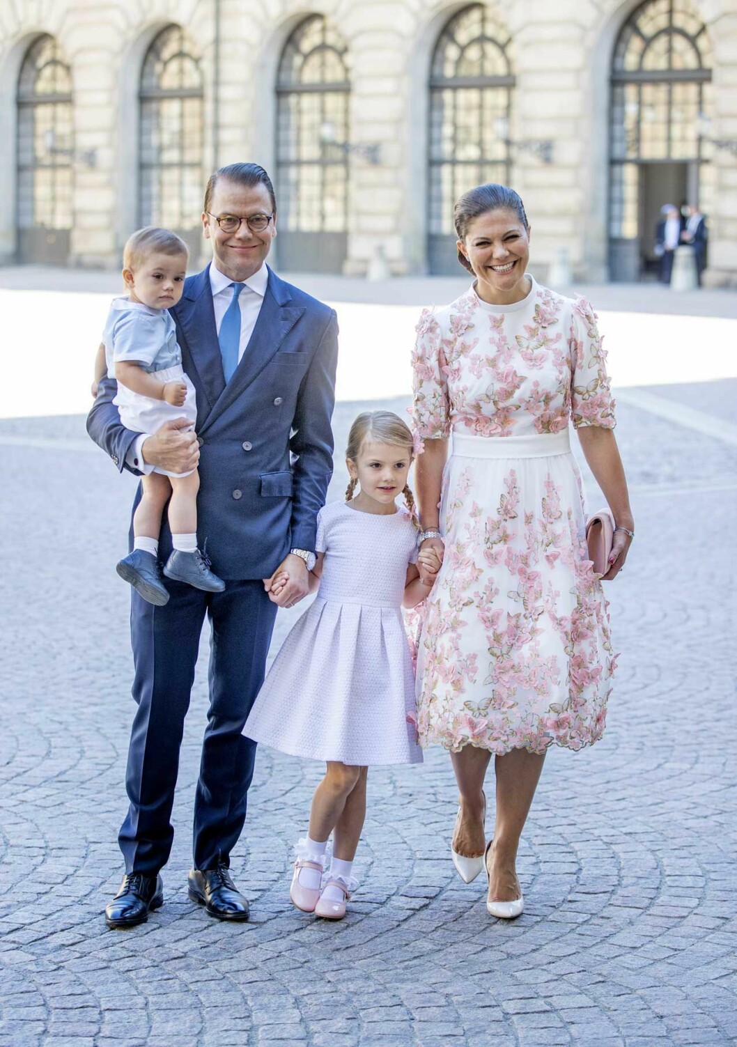 Prins Daniel och kronprinsessan Victoria med sina barn Oscar och Estelle. Prins Daniel och kronprinsessan Victoria med sina barn Oscar och Estelle.