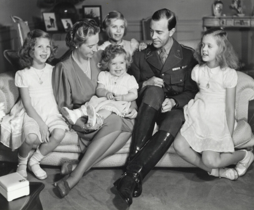 Familjen gick ett tragiskt öde till mötes. Hela familjen samlad. Prinsessan Sibylla, prins Gustaf Adolf, prinsessan Margaretha, prinsessan Désire, prinsessan Christina, prinsessan Birgitta och dåvarande prins Carl Gustaf, nu kung Carl XVI Gustaf