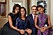 Michelle, Malia, Barack och Sasha Obama. sitter i en soffa finklädda och ler.