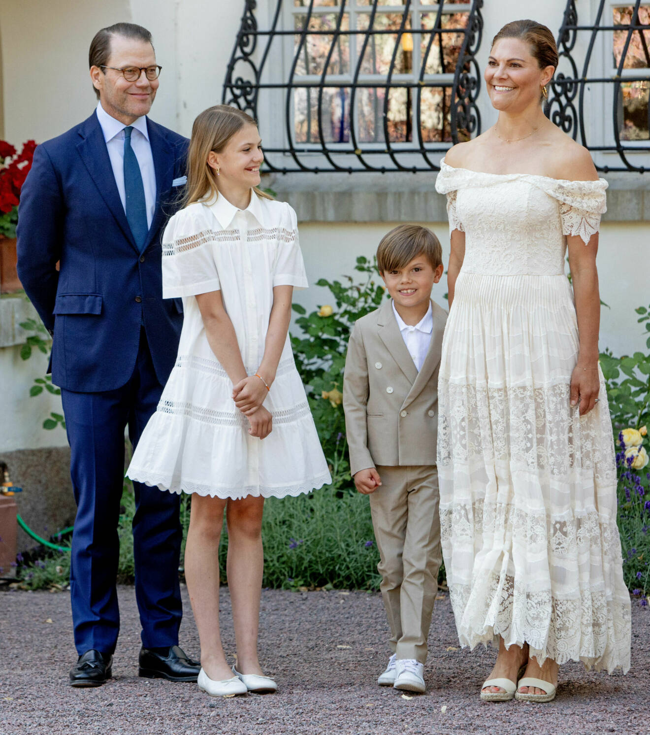 Kronprinsessfamiljen hälsar på folk utanför Solliden slott