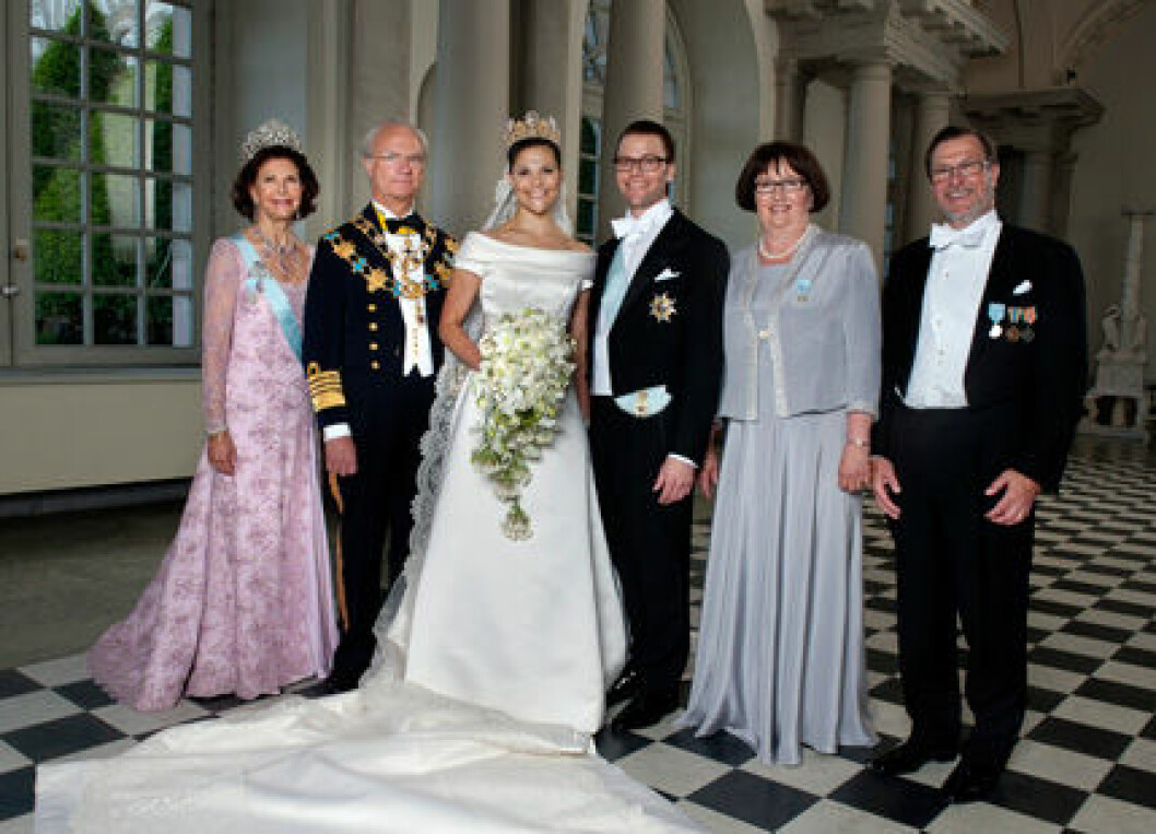 Kronprinsessan Victoira, prins Daniel tillsammans med sina respektive föräldrar. familjeportratt