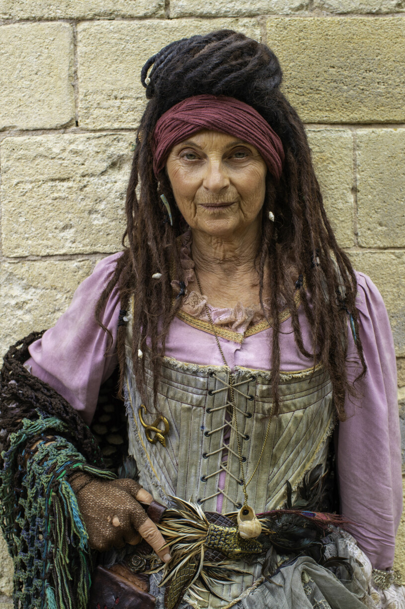 Suzanne Reuter som Madame Fouras i Fångarna på fortet