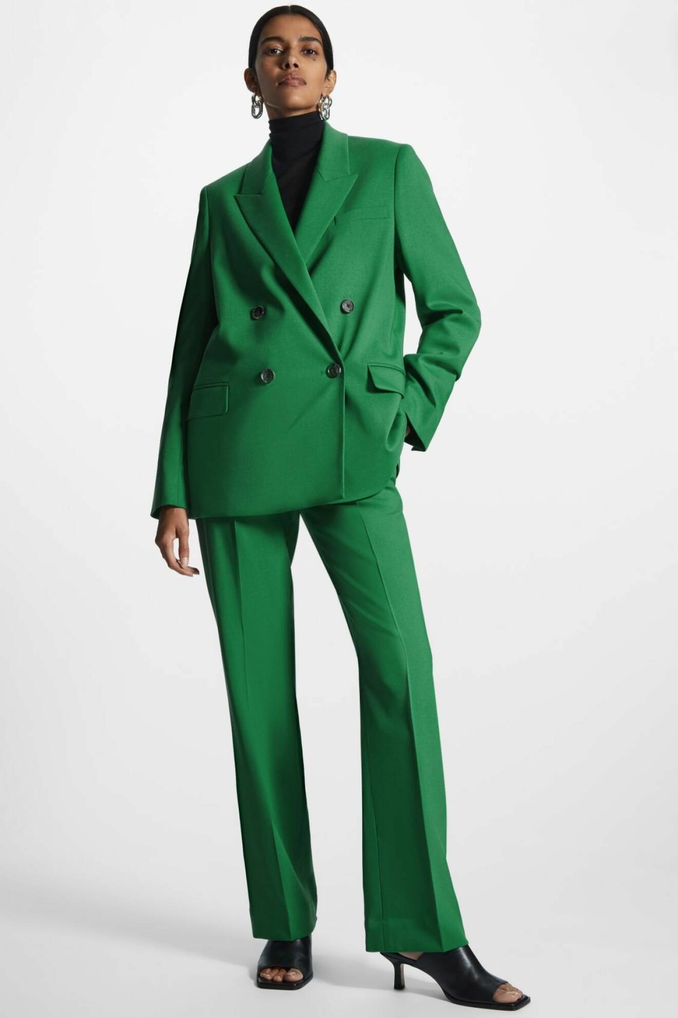 grön dubbelknäppt kostym för dam från cos