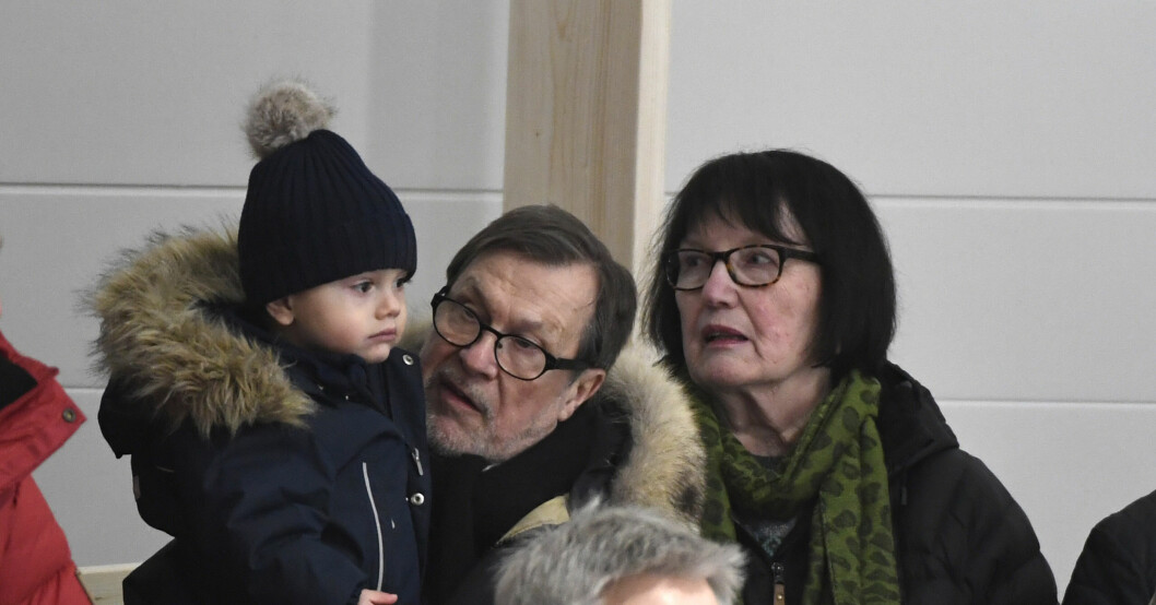 Farmor och farfar med sitt yngsta barnbarn, lille prins Oscar, på invigning av sporthall.
