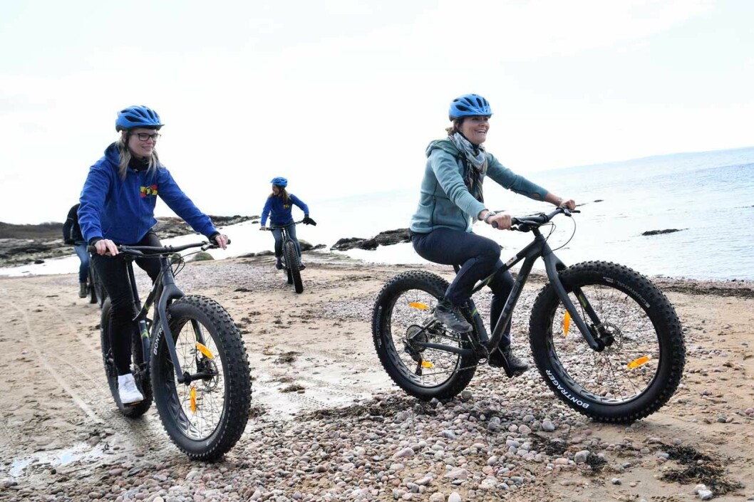 Victoria testar på att cykla fat-bike.
