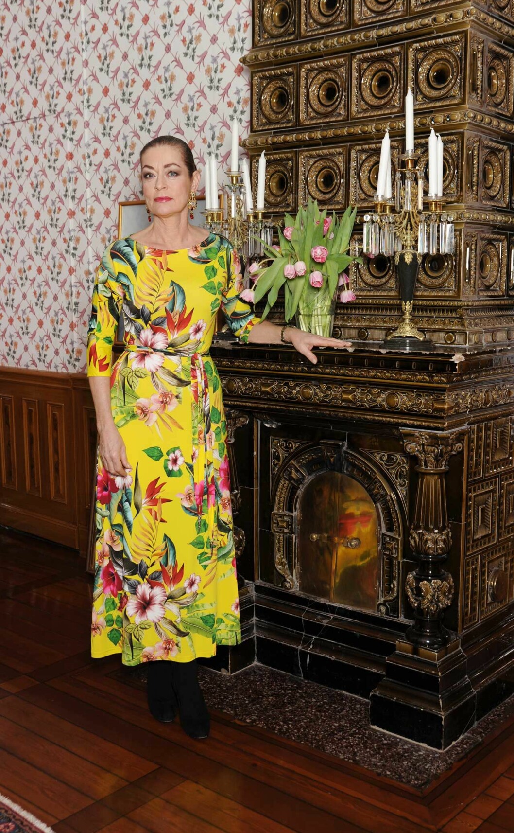 Camilla vid den vackra Sköldpaddsugnen, i klänning från egen design. Givetvis! Camilla vid den vackra Sköldpaddsugnen, i klänning från egen design. Givetvis!