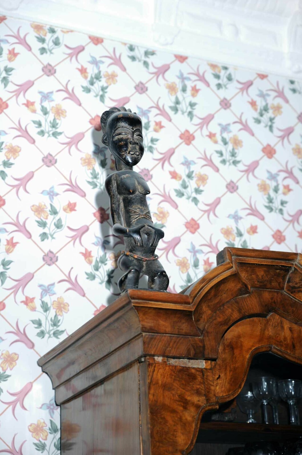 Ännu en magisk liten figur! Den här uppe på skåpet är från Camillas föräldrars afrikanasamling. Ännu en magisk liten figur! Den här uppe på skåpet är från Camillas föräldrars afrikanasamling.