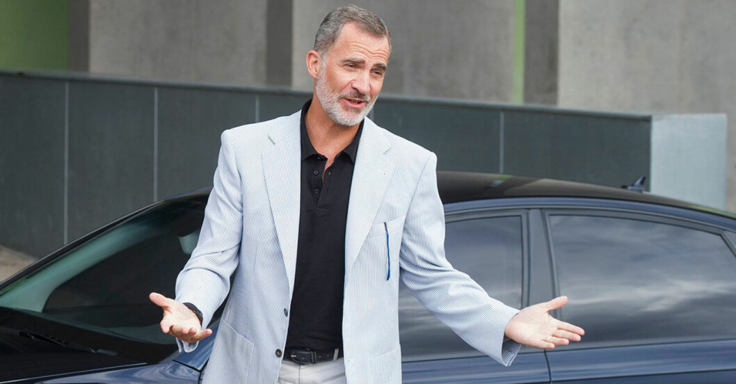 Kung Felipe VI verkade avslappnad och leende när han anlände till sjukhuset vid middagstid tillsammans med sin mor, före detta drottning Sofia. Kung Felipe utanför sjukhuset där hans far Juan Carlos opererades