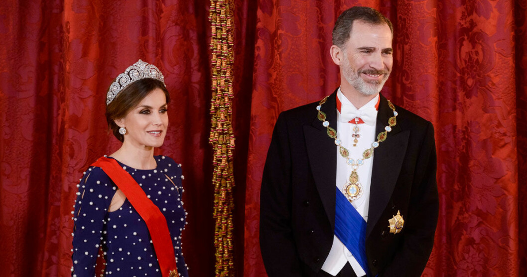Kung Felipe tog över tronen på grund av sin fars dåliga hälsa och skandalrykten. Kung Felipe tog över tronen på grund av sin fars dåliga hälsa och skandalrykten.