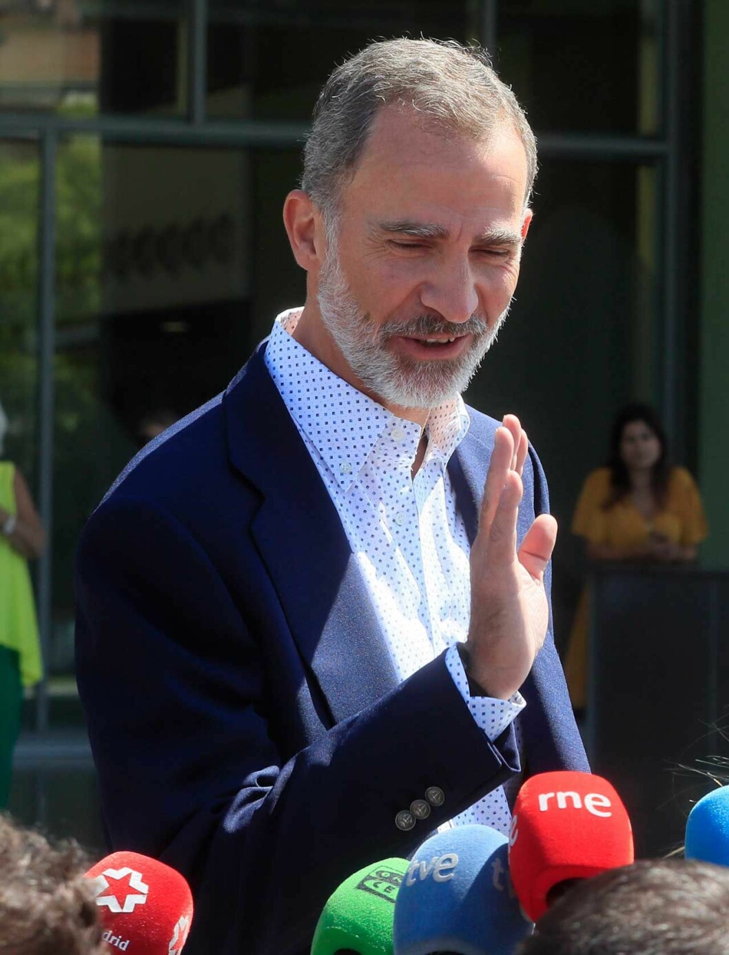 Kung Felipe mötte medierna utanför sjukhuset. kung Felipe