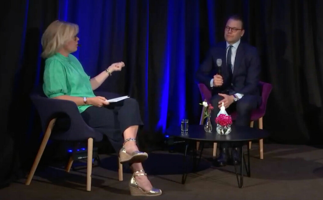 Prins Daniel med moderatorn Linda Nyberg, som var noga med ”pandemi-etiketten”. Prins Daniel med moderatorn Linda Nyberg.